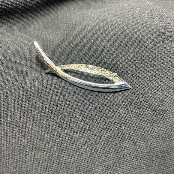 π CLEARANCE π 2/5 VTG Silver Tone Metal Brooch. Missing a few stones. - Picture 4 of 5